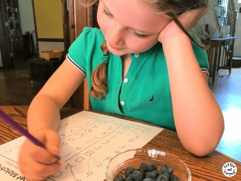 How to help kindergartners do their homework with these 10 tips without tears and complaints #homeworkhelp #homeworktips #homework #kindergartentips #kindergartnertips #kinderhomework 