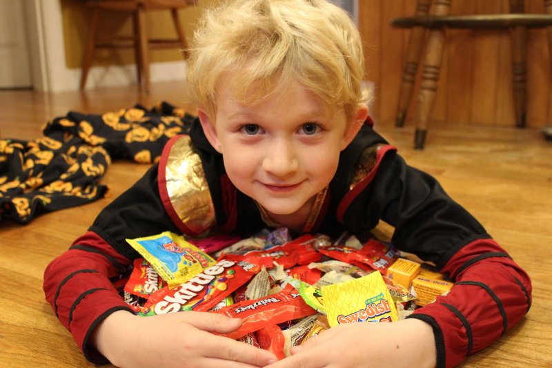Trick or treating with food allergies can be scary, but it can also be safe. Take precautions to keep your food allergy kid safe this Halloween. www.coffeeandcarpool.com