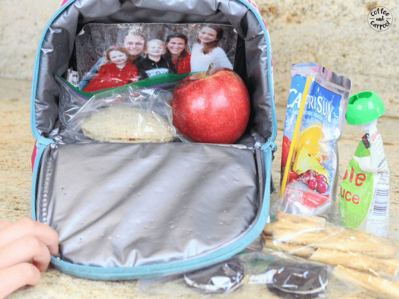 How to help your kids make their own school lunches with these tips #schoollunches #easyschoollunches #schoollunchtips #backtoschooltips #backtoschoolideas #backtoschool #coffeeandcarpool #freeprintable