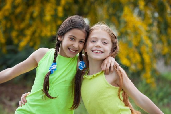 How parents can help their kids be a good friend. Friendship and how to be a good friend can be taught and discussed and encouraged. #friendship #goodfriend #howtobeagoodfriendforkids #beafriend #coffeeandcarpool #kindkids