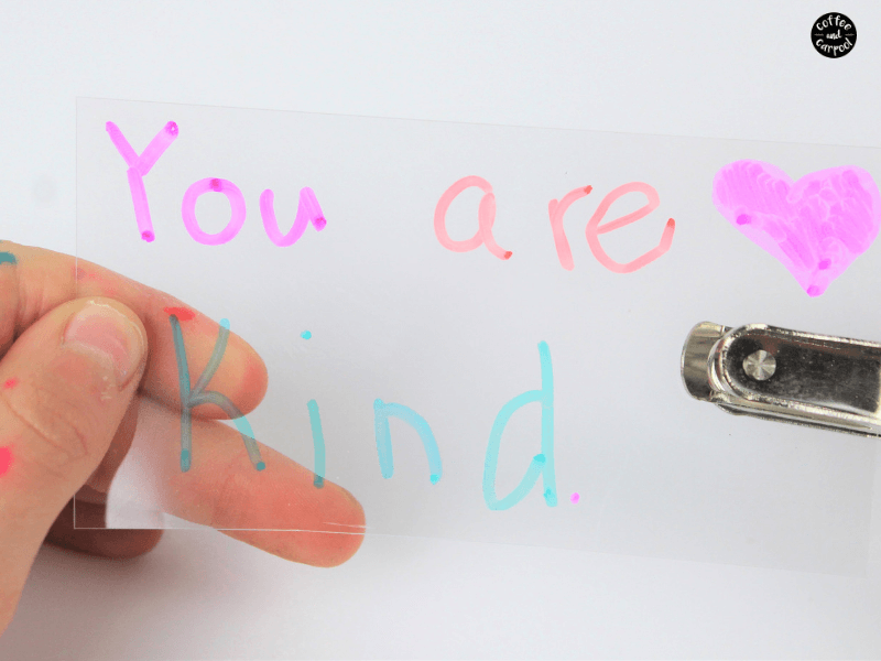 Make friendship gifts that are meaningful and perfect to give as gifts to friends. These friendship gifts for kids friends are fun because they're shrinky dink keychains. #shrinkydink #crafts #diygifts #diycrafts #friendship #friendshipgifts 