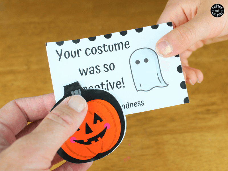 Halloween Kindness Notes to spread kindness this Halloween to trick or treaters. It's the perfect kindness activity for kids #kindness #kindnessactivities #kindkids #kindness #halloween #halloweenactivities 