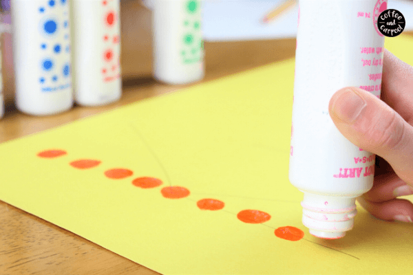 These name art projects for kids are a great project for kids of all ages. You can do name art on canvas for older kids or use dot markers as name art projects for kids in preschool #nameart #nameartprojects #nameartprojectsforkids #fineartproject #boredombuster #summerproject #easysummercraft #easycraftforkids #craftsforkids #simplesummercraftsforkids #projectsforkids