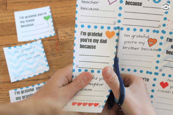 Help kids be more grateful with these gratitude notes that will help them show their appreciation for the things in their life they do have. Appreciation notes can be written on and then given to family, friends and teachers to show how much our kids are thankful for them. #gratefulkids #gratitude #appreciation #teachinggratitude #entititledkids 