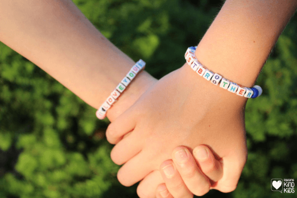 Build up your kids' sibling relationships and help curb sibling rivalry with these sibling crafts for kids they can make together or give as a gift. Sibling activities can be fun when they do them together for sibling goals #siblingrelationships #siblingrivalry #siblinggoals #siblings #raisingkindsiblings
