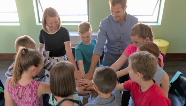 Teachers: Use these 12 quick ways to build a positive classroom enviornment in under 5 minutes so there's more kindness, less bullying and students feel connected and safe to learn