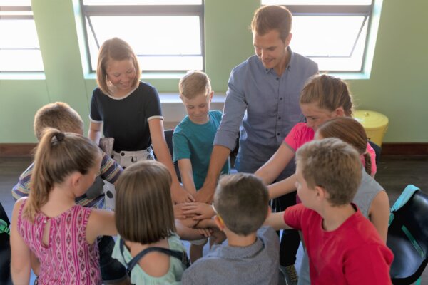 Teachers: Use these 12 quick ways to build a positive classroom enviornment in under 5 minutes so there's more kindness, less bullying and students feel connected and safe to learn