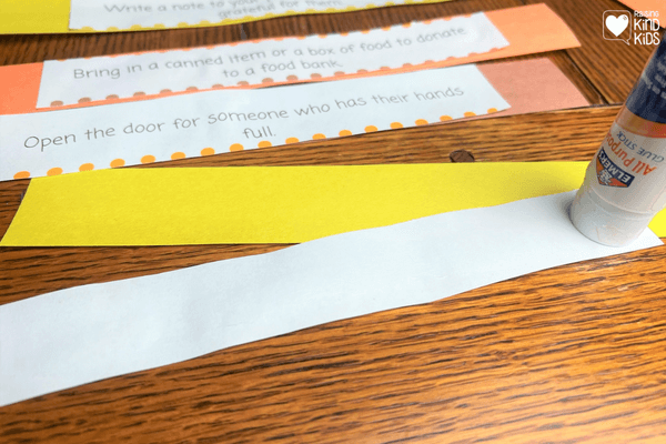 Countdown to Thanksgiving Break with kindness with this Paper chain freebie printable...each day you do one kind act as you get closer to break!